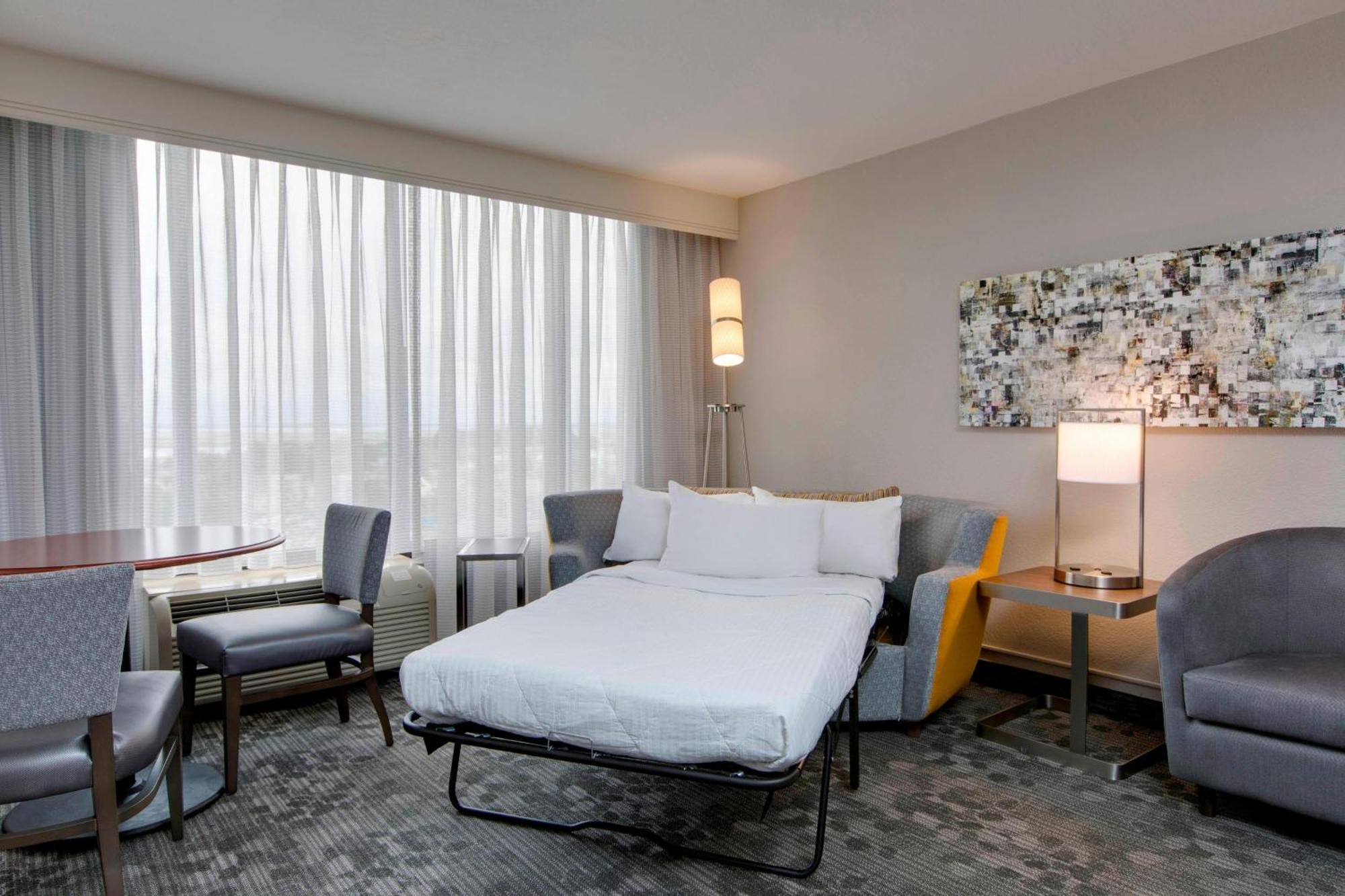 Courtyard By Marriott Logan Airport Hotel Boston酒店