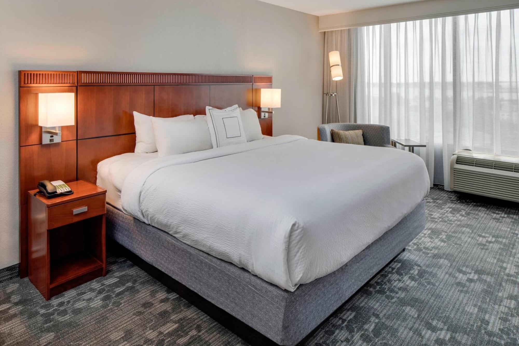 Courtyard By Marriott Logan Airport酒店