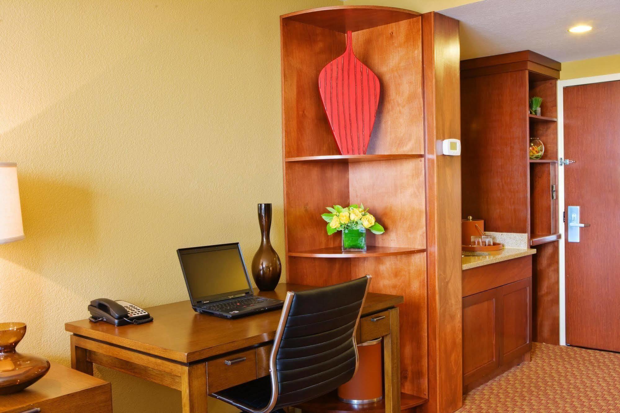 Courtyard By Marriott Logan Airport Hotel Boston酒店